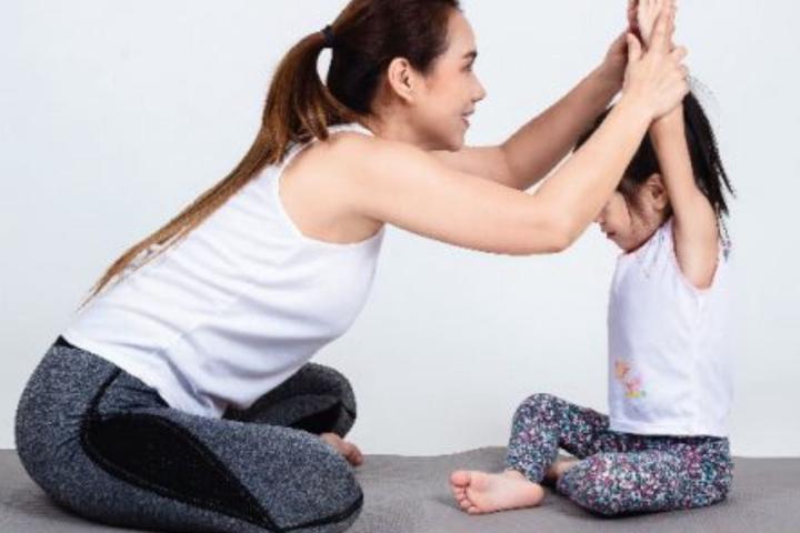 Kids-yoga-with-Mother-and-child
