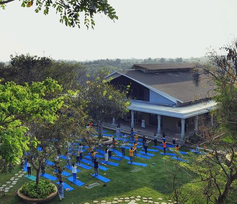 SSSYCampus-Garden-People-doing-yoga